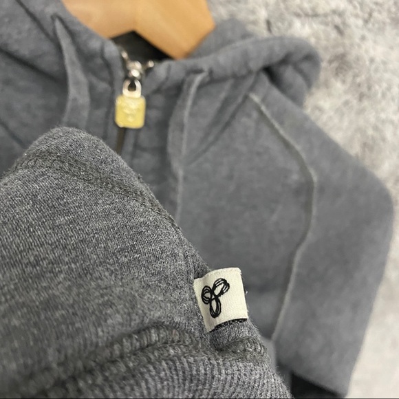 Aritzia TNA Hoodie - Picture 5 of 9